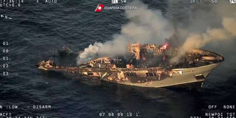 Қазақтар мінген қымбат яхта Италияда өртенді (видео)