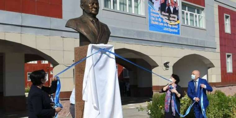 Министр-келін премьер-министр қайын атасының мүсінін ашты