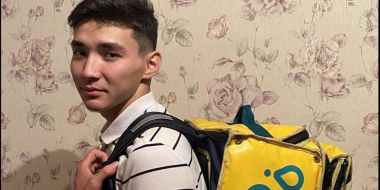 Курьер-студент: Айына 450 мыңды қиналмай табамын