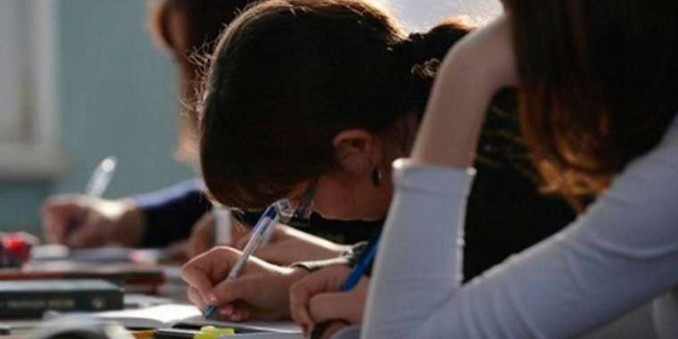 Студенттер онлайн оқуға қарсы