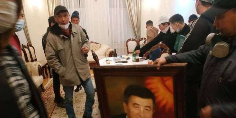 Қырғызстанда наразылар президенттің кабинетіне басып кірген