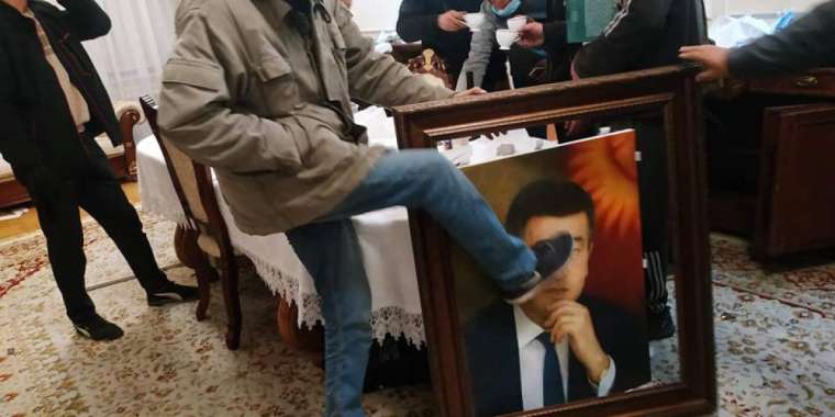 «Ақ үйді» басып алды: Жээнбеков қайда?