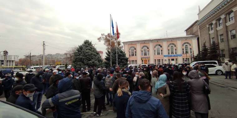 Қырғыздар Франция президентіне қарсы шықты