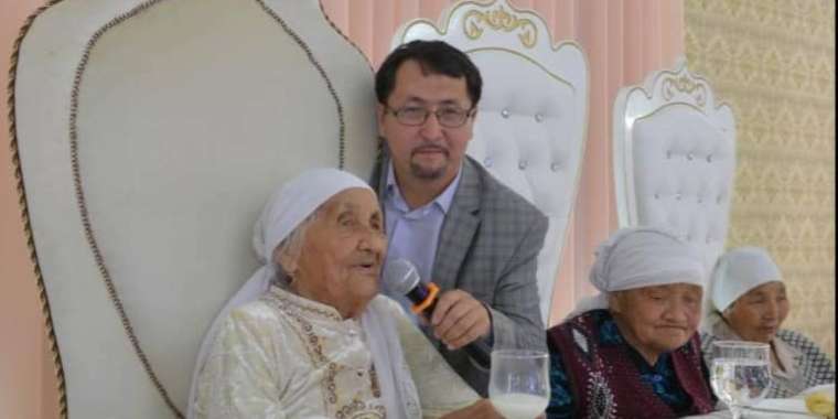 "Әжеміздің ғасыр тойында тік тұрып қызмет етеміз деп уәделесіп едік қой, Бейсаға!"