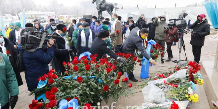 Сайлауға түсіп жатқан партия өкілдері Тәуелсіздік монументіне келді