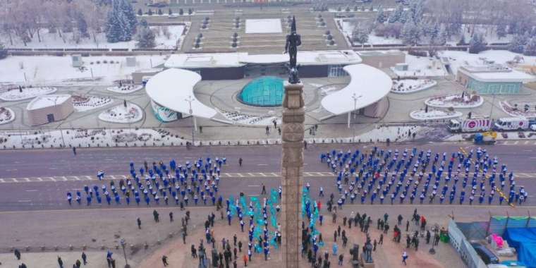 Саяси партиялардың өкілдері Тәуелсіздік монументіне гүл қойды