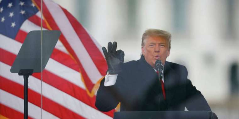 Трамптың әлеуметтік желі парақшалары бұғатталды