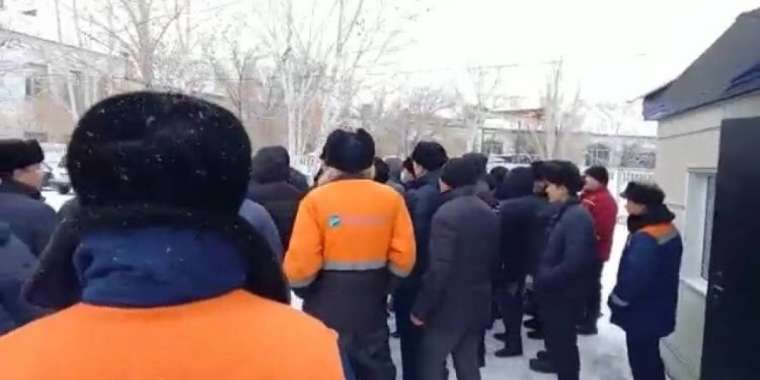 Шалқарда жүзге жуық жұмысшы митингіге шықты