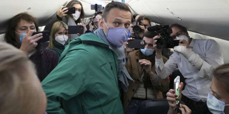 Алексей Навальный Мәскеуге ұшып келе жатыр