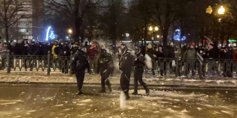 Навальныйдың жақтастары полицейлерді қармен атқылап тастады (видео)