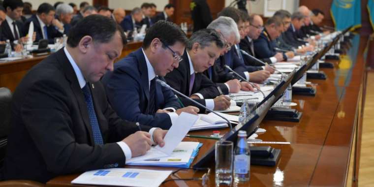 Бес министр отставкаға кете ме?