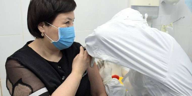 Дәрігер: Қазақтарға жаппай вакцинация қажет емес