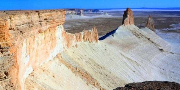 Кекілбаев: Бозжырадағы қонақ үйді қорғау үшін блогерлерге ақша беріпті