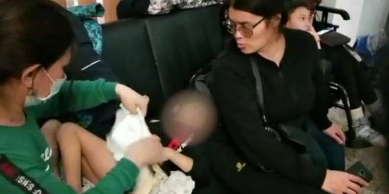 "Бізге адам деп қарап жатқан жоқ": Аналар мүгедек балаларымен бірге әкімдік дәлізіне түнеуде