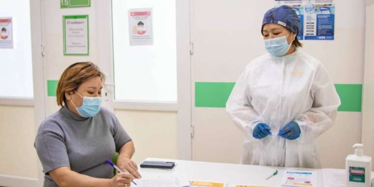 Вакцина егу: Ұстаздар  медқызметкерлерден қалысар емес