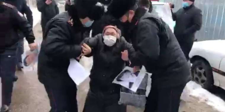 Полиция белсенділерді Қытай консулдығына жібермеді