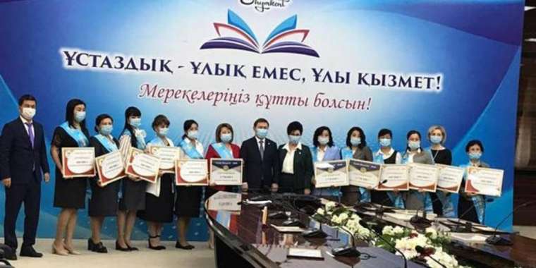 Шымкент әкімі үздік ұстазды марапаттады