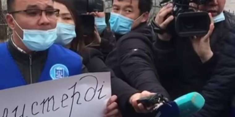 Полициядан жәбір көрген Шымкенттік журналистер митингіге шықты