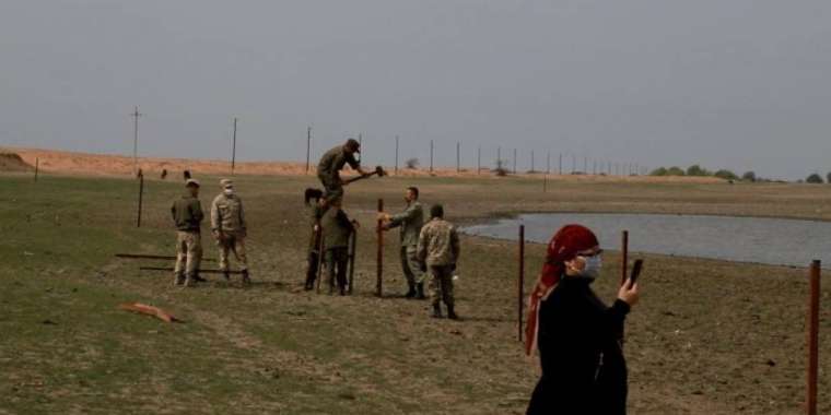Атыраудағы жер дауы: "Шекара бағандарын әкетіп жатыр"