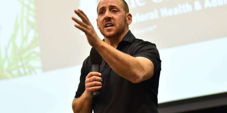 Кевин Хайнс: Еркектерден гөрі әйелдер суицидке бейім. Бірақ...