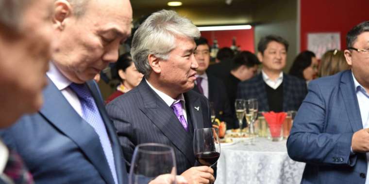 Мұхамедиұлы карантинде енесінің қонақ үйінде той жасады