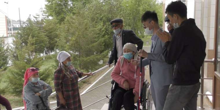 Әкім неге мүгедектердің ақшасын санап жүр?