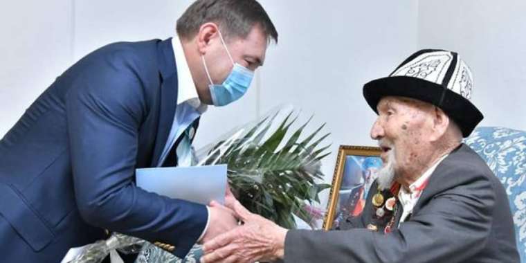 Қала басшысы қарт майдангер Абылай Қазбаевты құттықтады