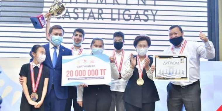 Мурат Айтенов наградил победителей шахматного турнира