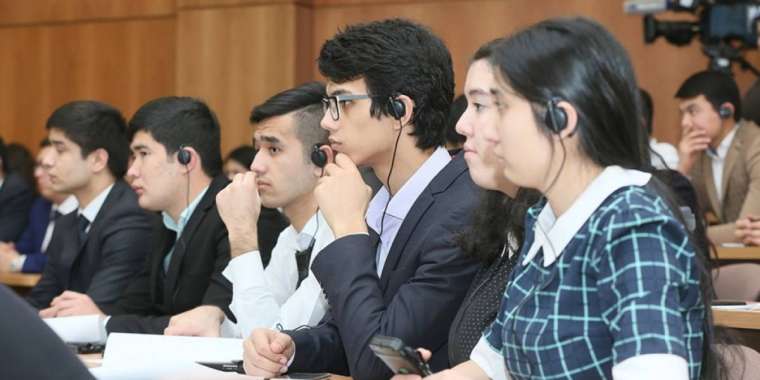 Студенттер, президентті мақтайтын пост жазыңдар