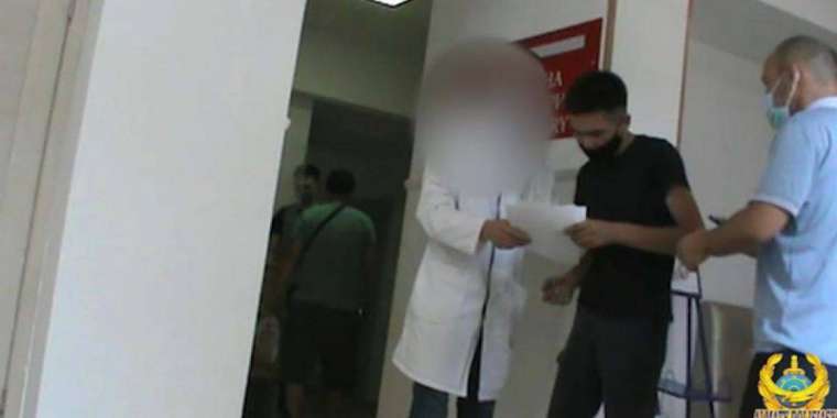 Алматыда вакцинация паспортын сатқан қызметкерлер ұсталды