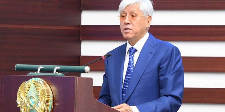 Баталовтың шенділері шетінен ұсталып жатыр