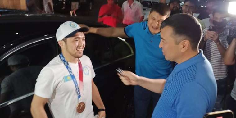 Елге оралған Елдосқа көлік сыйлады