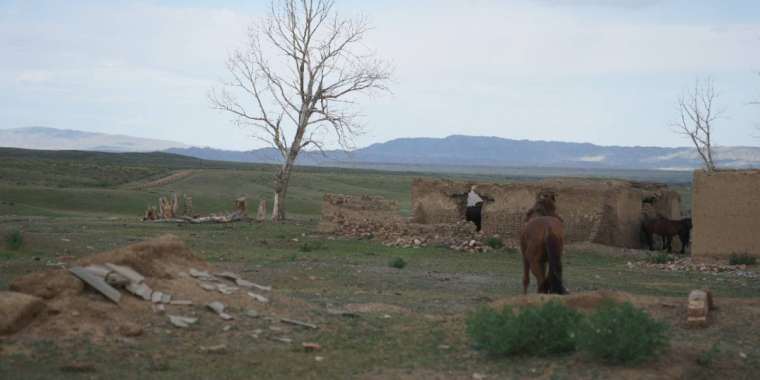 Шекара. Зауыт-фабрика қаптап тұр. Жұрт көшіп кетіп жатыр