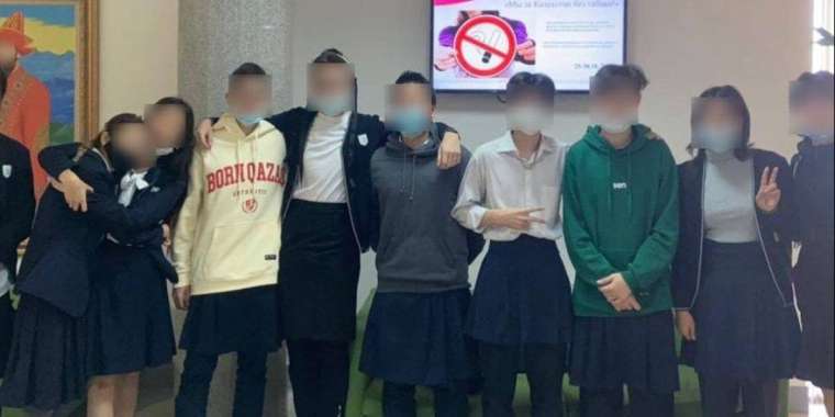 Ұл балалар мектепке белдемше киіп келді