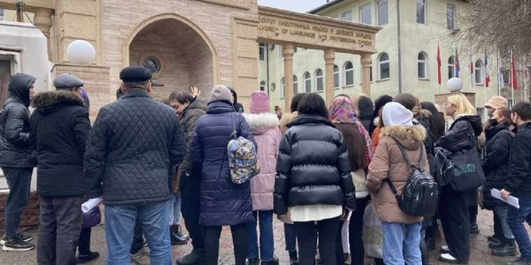 Алматыда «шетте қалған» студенттер наразылыққа шықты