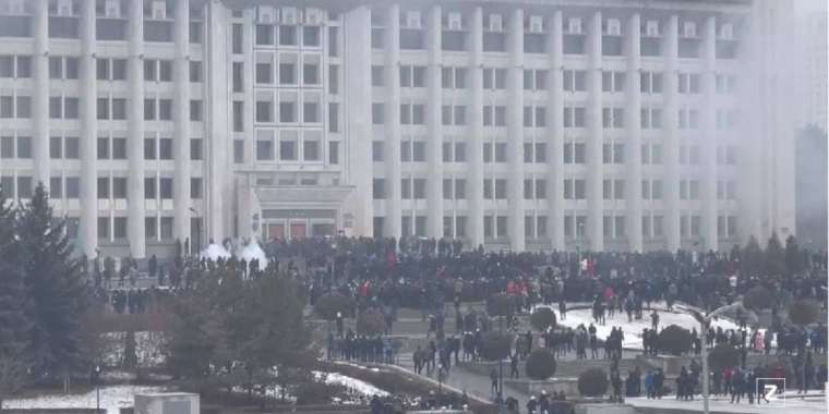 Алматыда ғимараттар өртеніп жатыр