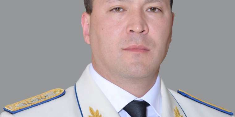 Назарбаевтың немере інісі жұмыста. Демалып жатыр