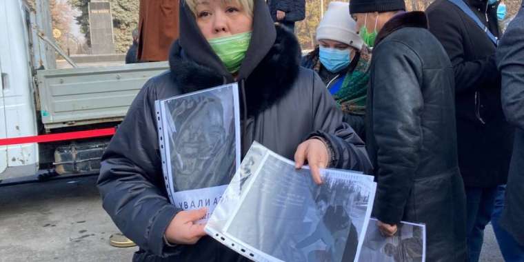 «Қысым көрсетіліп жатыр». Алматылық ата-аналарға 20 күннен бері балаларын көрсетпепті