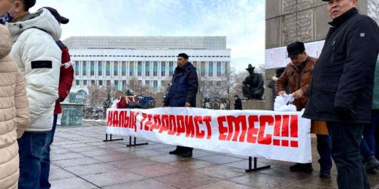 "Халық террорист емес". Алматыда қаралы митинг өтті
