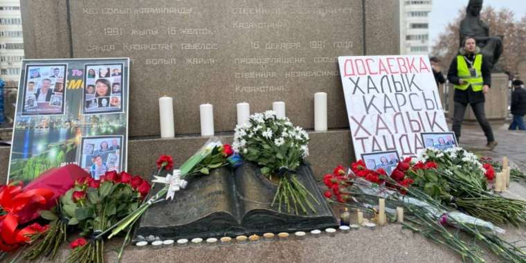 "Досаев келмейінше кетпейміз". Белсенділер алаңда түнеуге бел буып отыр