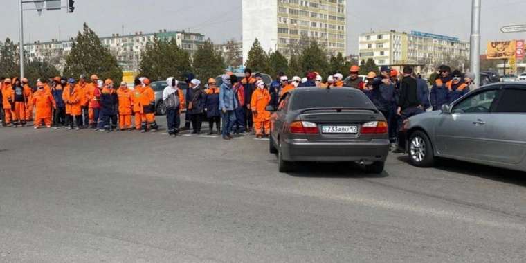 Ақтауда жұмысшылар жолды бөгеп, митингке шыққан