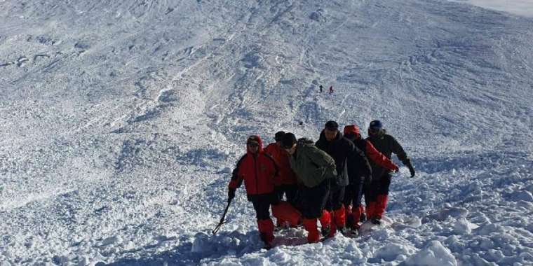 Алматы тауларында құтқарушылар екі адамды қар астынан алып шықты