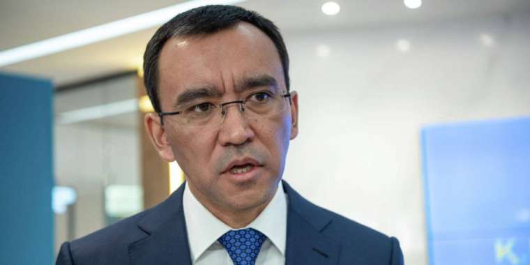 Депутаттар жоғарыда, журналистер жертөледе, Әшімбаев «биіктеп» барады