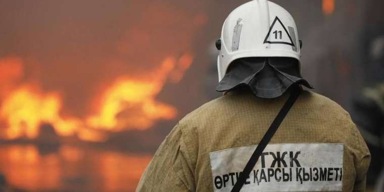 Өрт сөндірушілер жанып жатқан пәтерден 65 жастағы ер адамды алып шықты