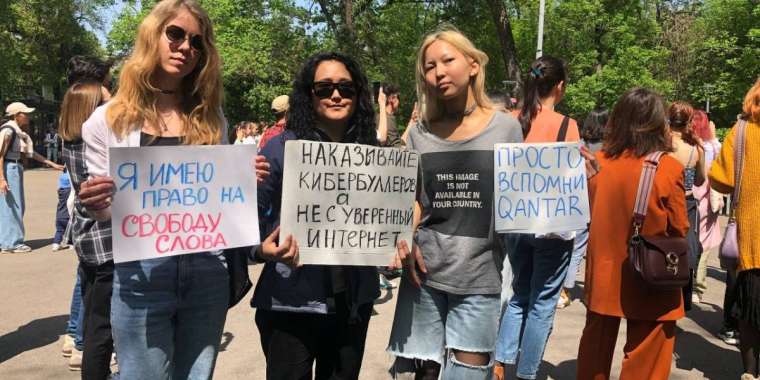 «Дети не смогут травить ЛГБТ в школе!». Как рассматривали скандальный законопроект Сарыма-Закиевой