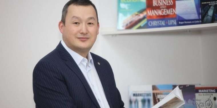 Заңгер: Экс-президенттер мен олардың отбасын мемлекеттің бағуы - артық нәрсе