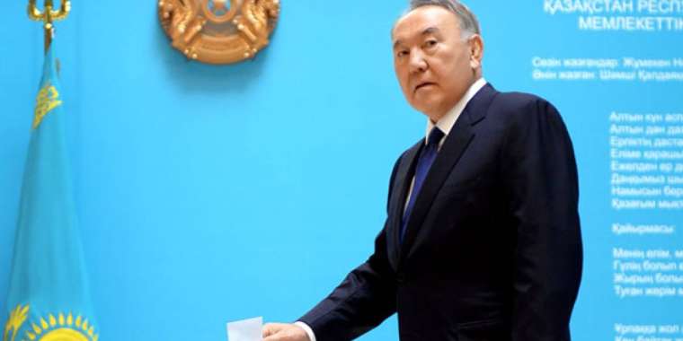 Назарбаев өзінің мәртебесін өзгертетін референдумға қатыса ма?