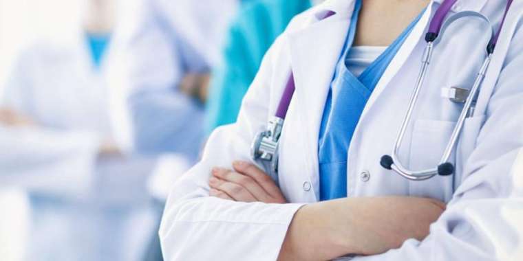 Жаралы адамға көмектеспей, шай ішіп отырған дәрігер жазаланды