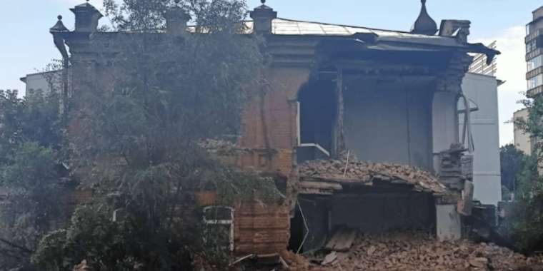 Семей тұрғыны әкімшілік қарсылығына қарамай тарихи ғимаратты қиратпақ болды