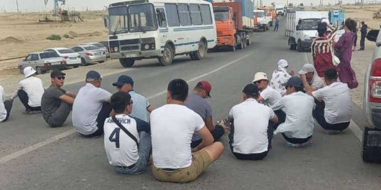 Жұмыссыз ауыл тұрғындары жолды жауып тастады